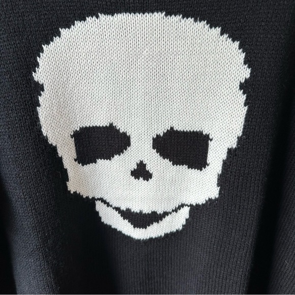 Wallpapher Black and White Crewneck Sweater Skull Design - Picture 3 of 11